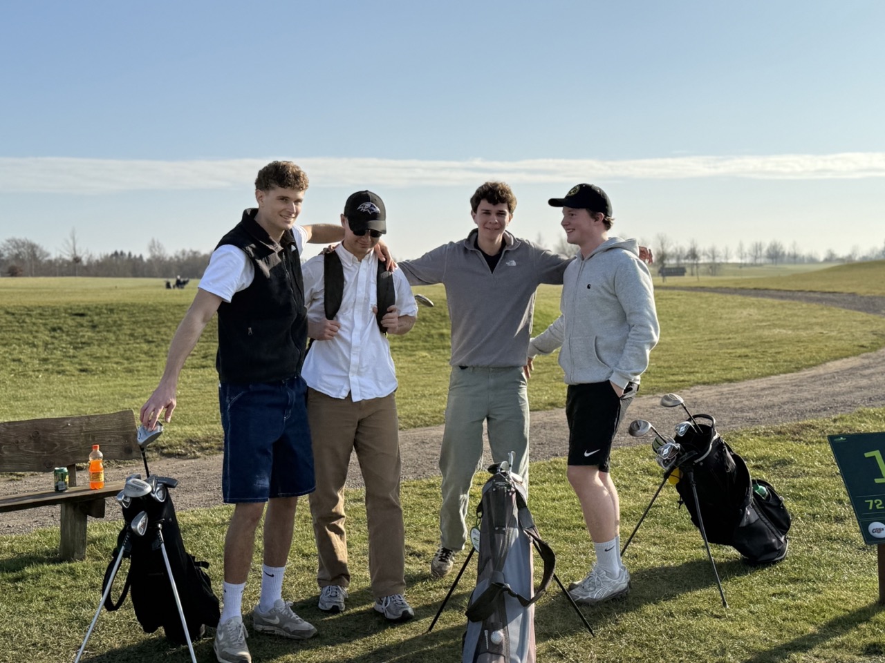 golf i vallø - billede af gruppe på par 3 hul